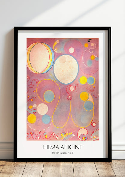 The Ten Largest, Adulthood, No. 8 von Hilma af Klint als Poster, in schwarzem Rahmen, stehend auf dem Boden, angelehnt an einer Wand
