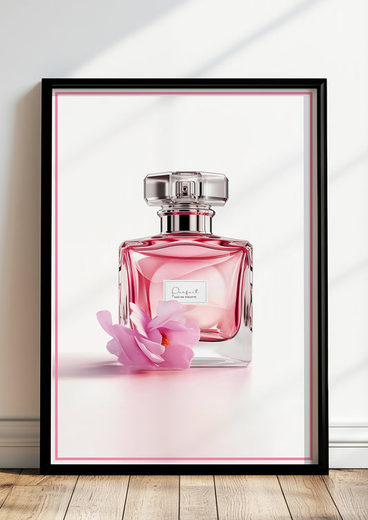 Pinker Parfumflakon mit Blüte in schwarzem Holzrahmen steht auf dem Boden