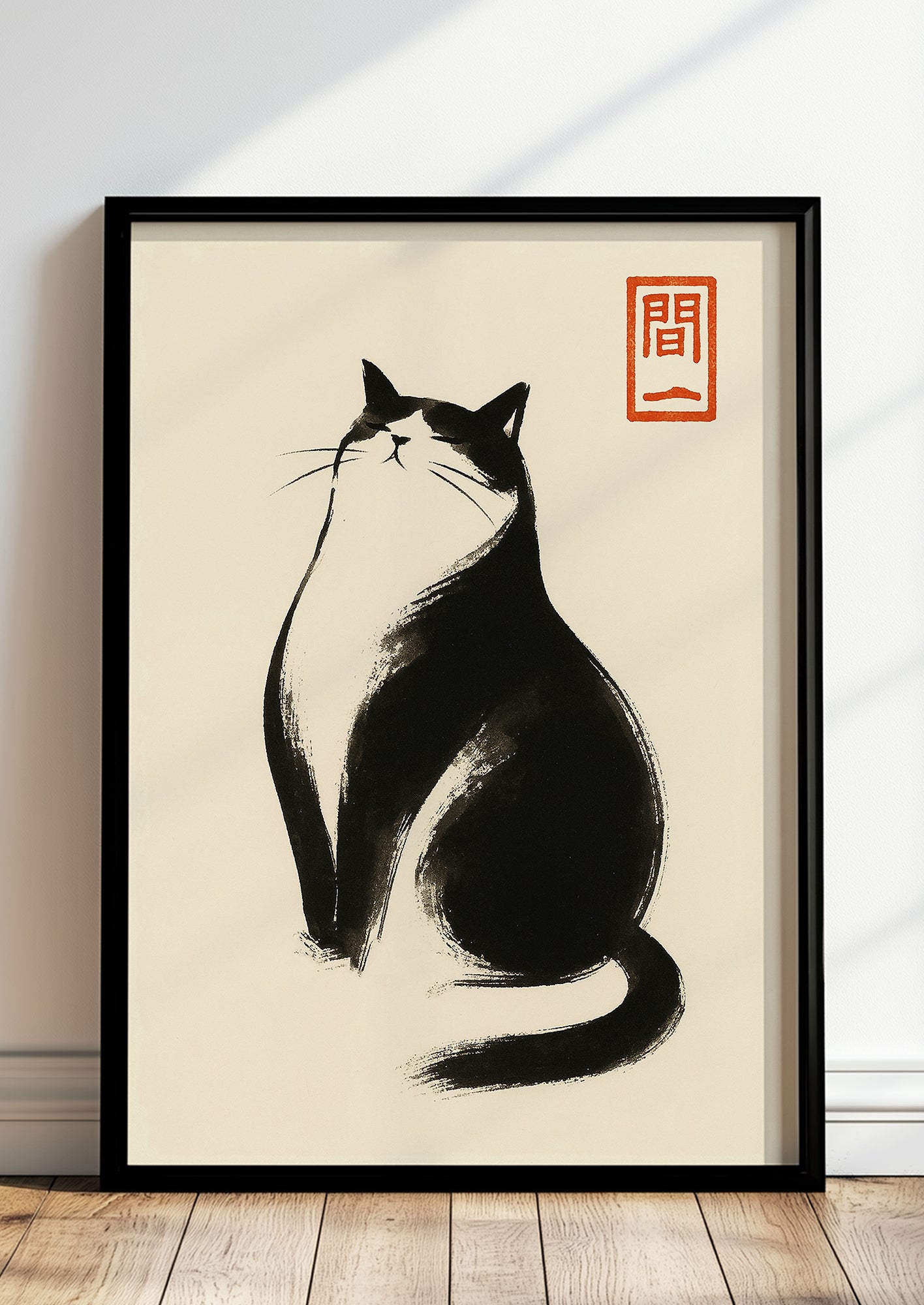 Poster mit stolzer Zen-Katze im schwarzen Rahmen an schlichter Wand