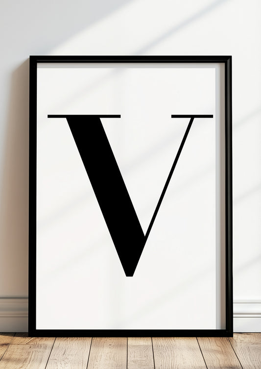 Poster Buchstabe „V“ in schwarzem Holzrahmen steht auf dem Boden