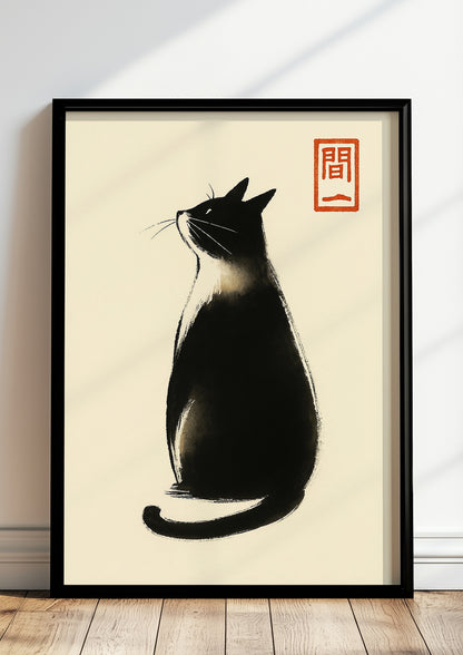 Poster mit seitlicher Zen-Katze im schwarzen Rahmen an Wand mit Bambusdeko