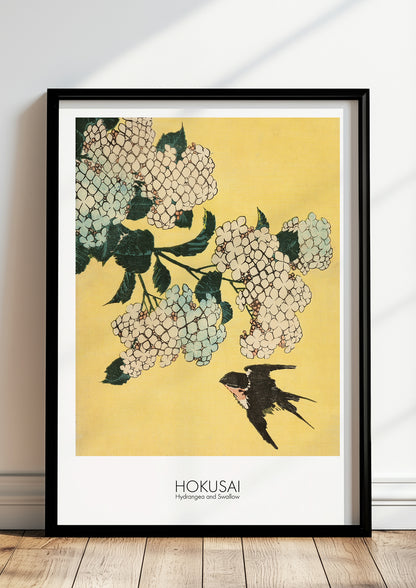 Hydrangea and Swallow von Hokusai als Poster, in schwarzem Rahmen, stehend auf dem Boden, angelehnt an einer Wand
