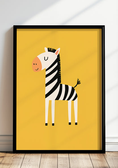 Gerahmtes Zebraposter steht auf dem Boden vor einer senfgelben Wand