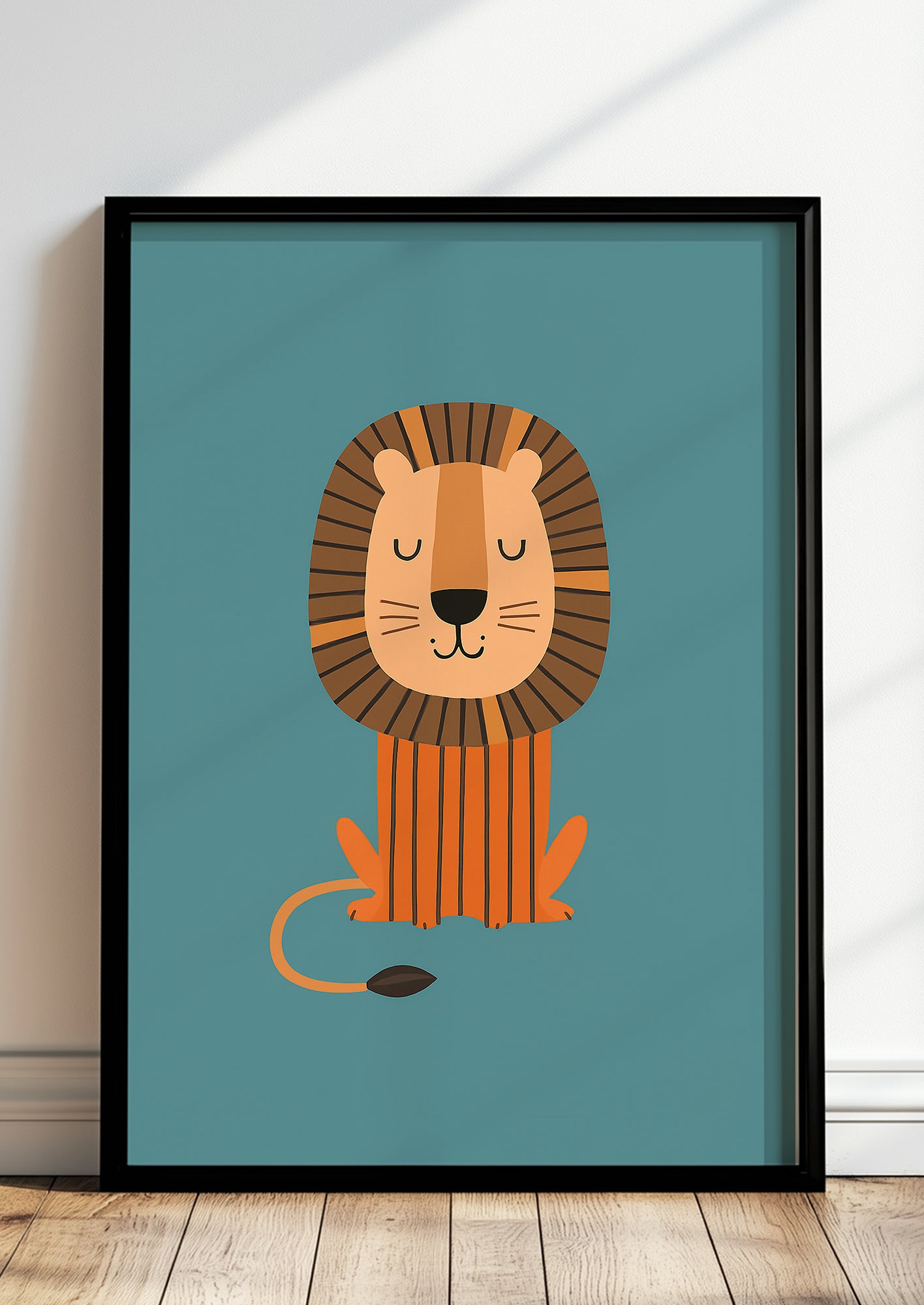 Gerahmtes Löwenposter steht auf dem Boden an einer farbigen Wand im Kinderzimmer