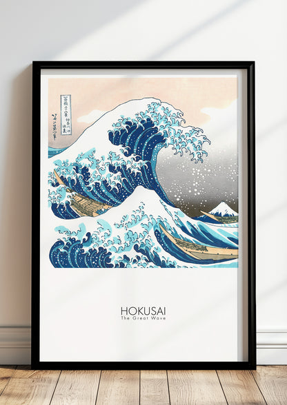 The Great Wave off Kanagawa von Hokusai als Poster, in schwarzem Rahmen, stehend auf dem Boden, angelehnt an einer Wand