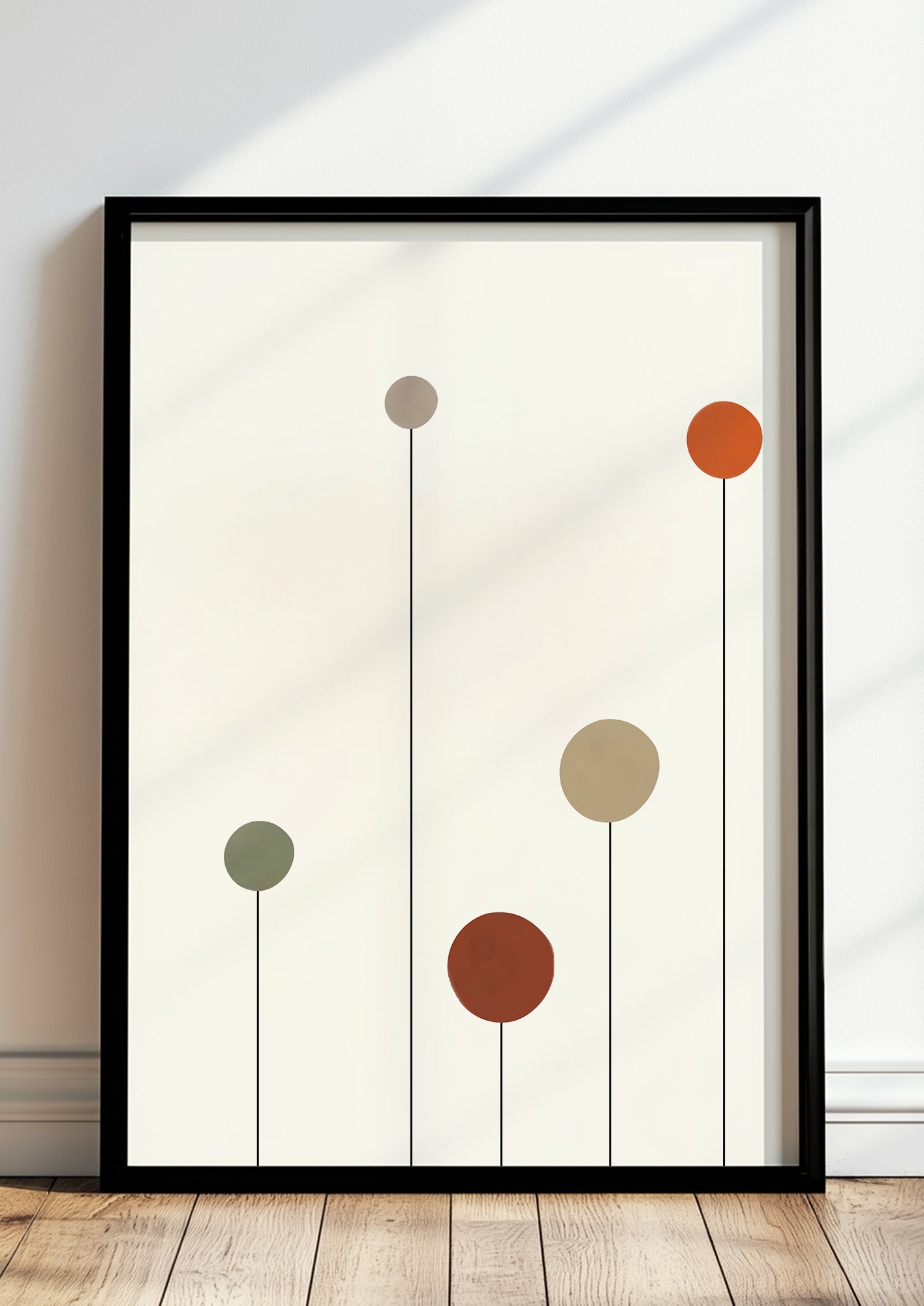 Poster „Abstrakte Kreise“ in schwarzem Holzrahmen steht auf dem Boden