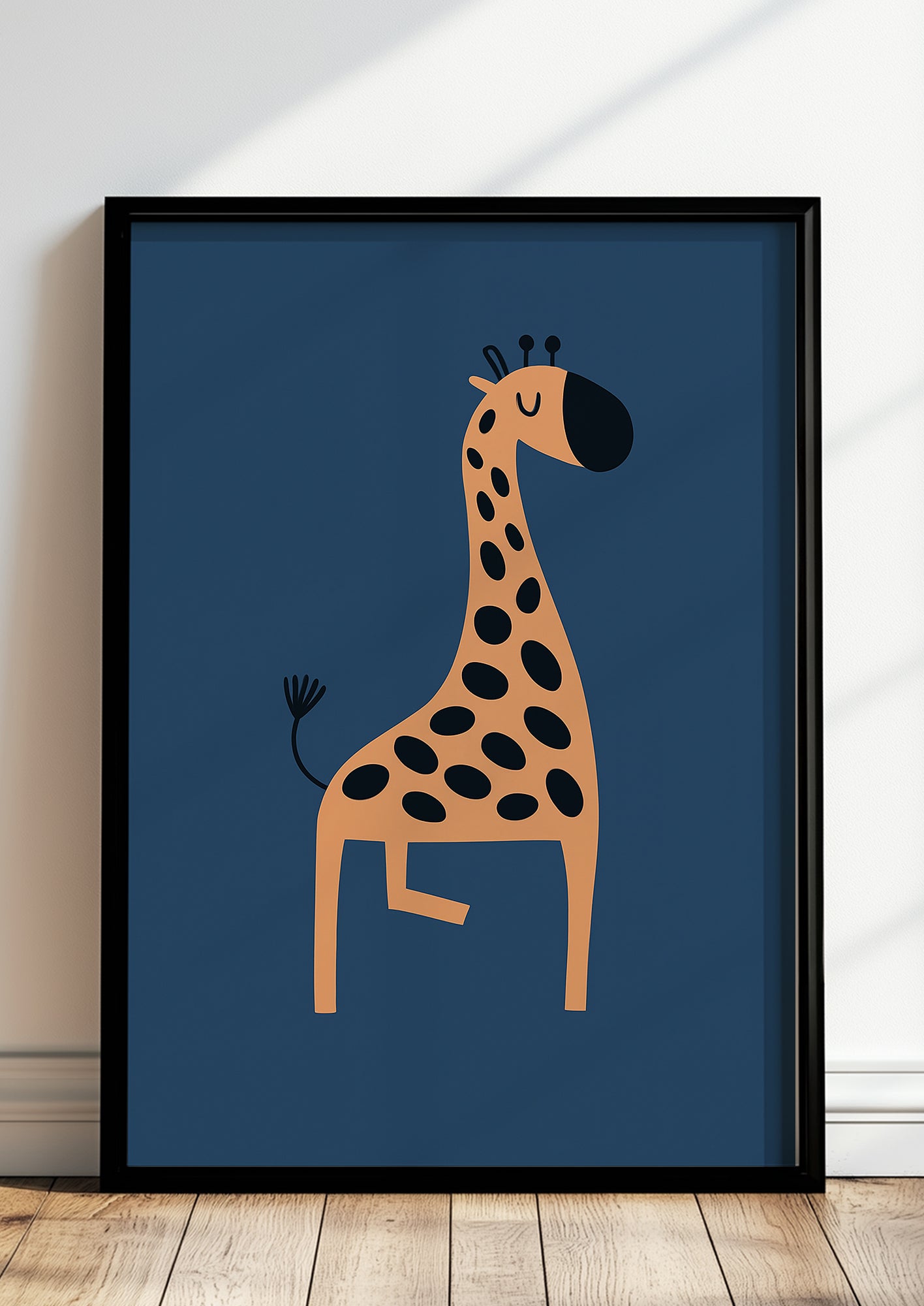 Gerahmtes Giraffenposter steht auf dem Boden vor einer dunkelblauen Wand