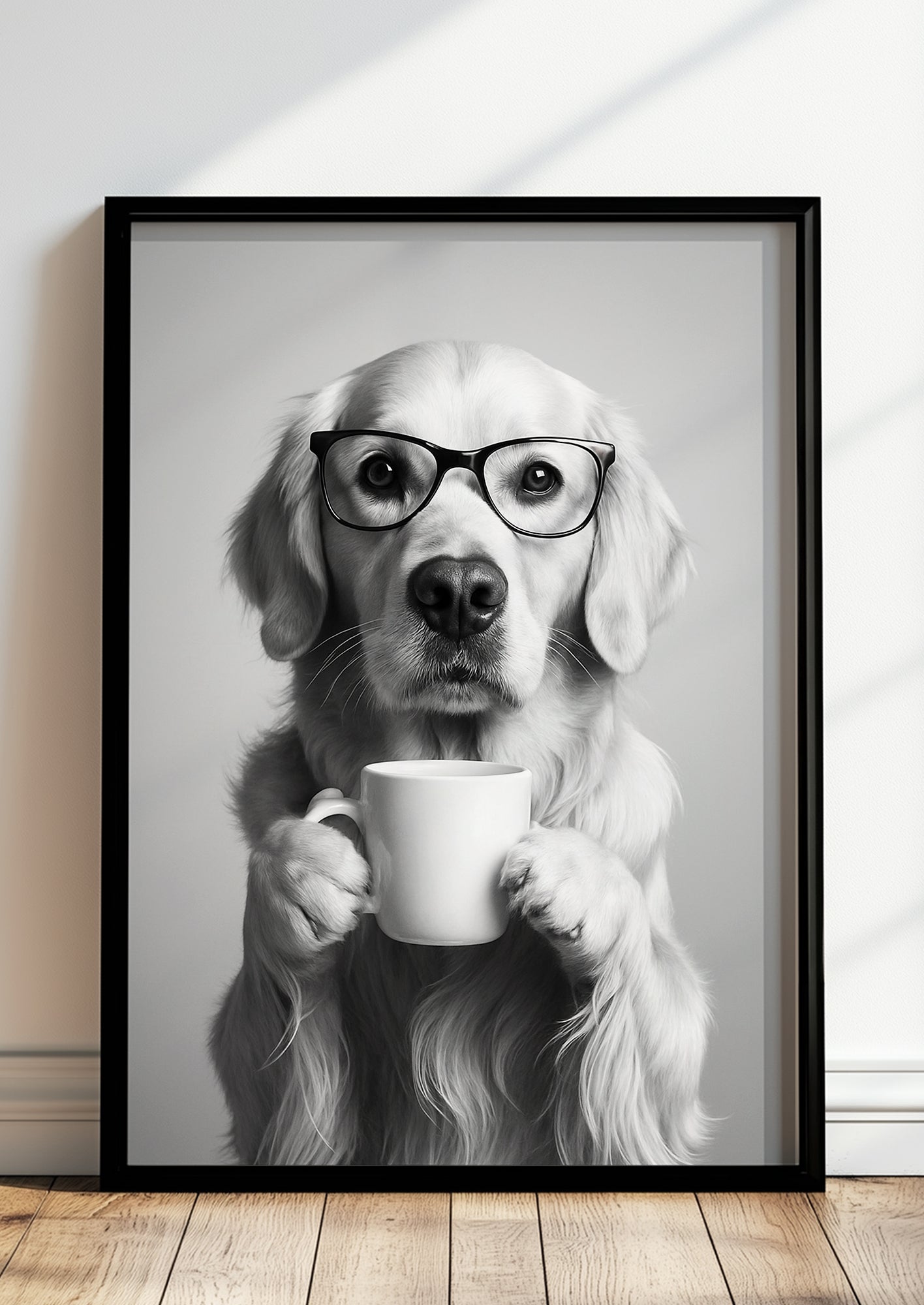 Gerahmtes Poster: Hund mit Brille und Tasse steht auf dem Boden an der Wand