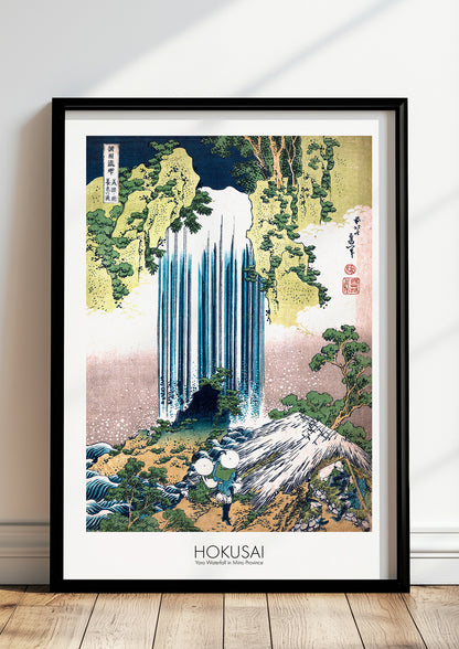 Yoro Waterfall in Mino Province von Hokusai als Poster, in schwarzem Rahmen, stehend auf dem Boden, angelehnt an einer Wand