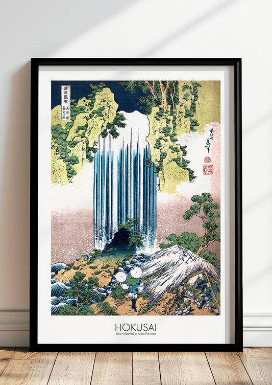Yoro Waterfall in Mino Province von Hokusai als Poster, in schwarzem Rahmen, stehend auf dem Boden, angelehnt an einer Wand