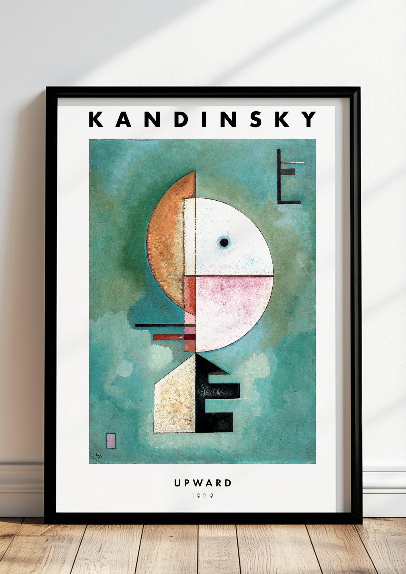 Upward von Wassily Kandinsky als Poster, in schwarzem Rahmen, stehend auf dem Boden, angelehnt an einer Wand