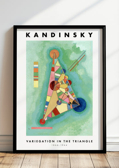 Variegation in the Triangle von Wassily Kandinsky als Poster, in schwarzem Rahmen, stehend auf dem Boden, angelehnt an einer Wand