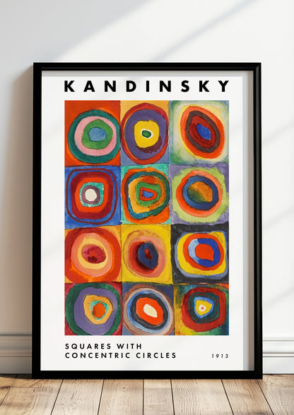 Squares with Concentric Circles von Wassily Kandinsky als Poster, in schwarzem Rahmen, stehend auf dem Boden, angelehnt an einer Wand