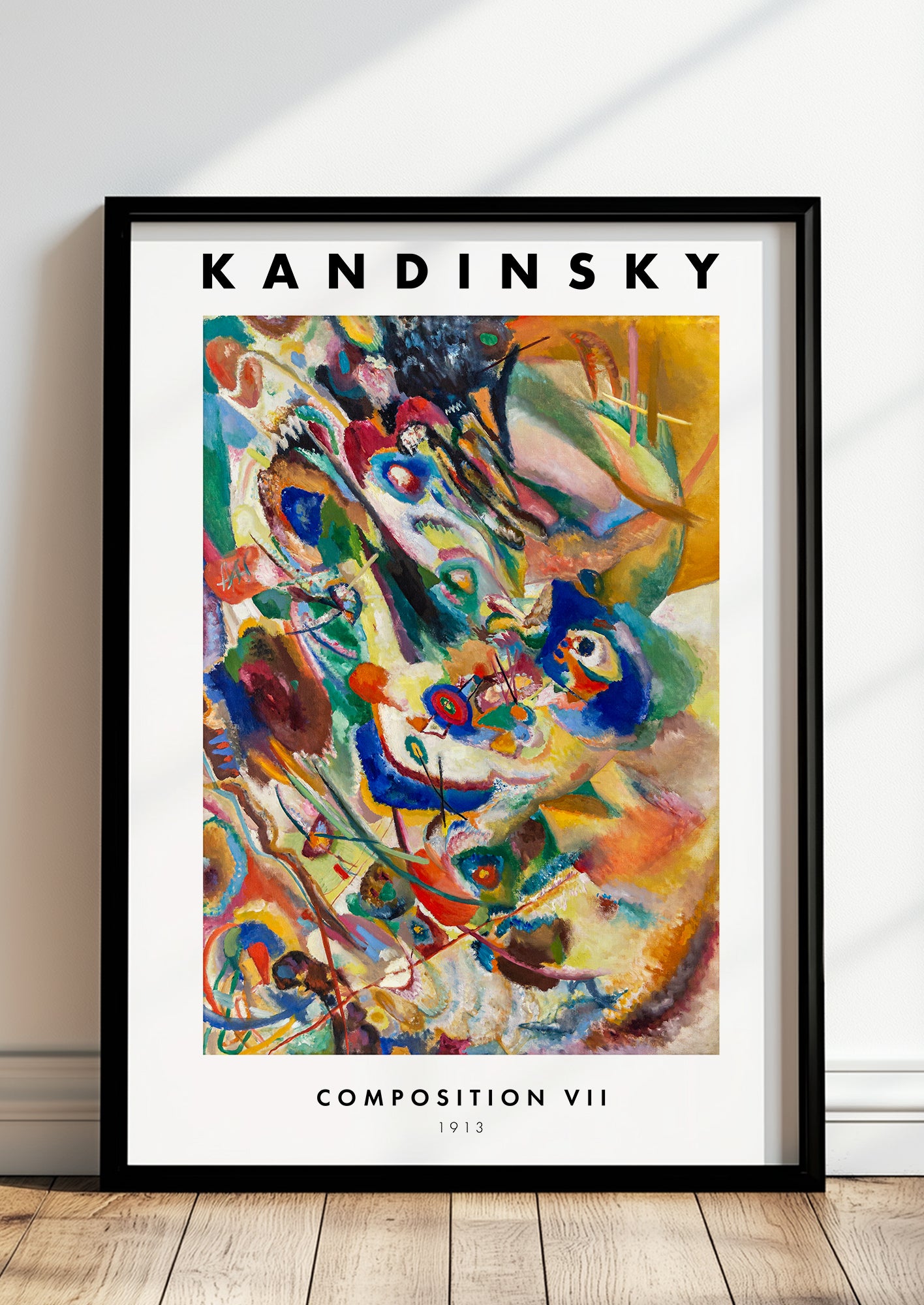 Composition VII von Wassily Kandinsky als Poster, in schwarzem Rahmen, stehend auf dem Boden, angelehnt an einer Wand
