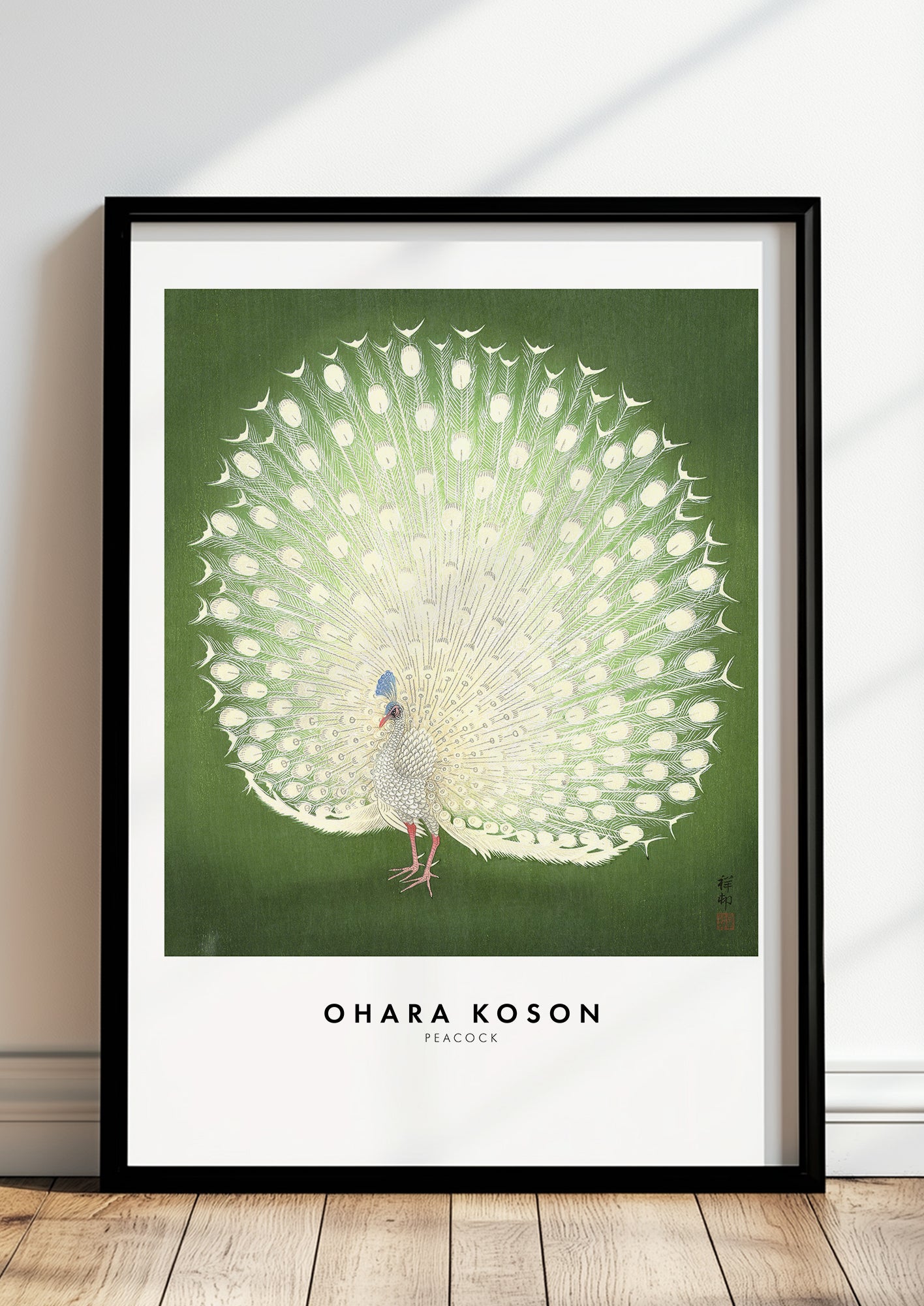 Peacock von Ohara Koson als Poster, in schwarzem Rahmen, stehend auf dem Boden, angelehnt an einer Wand