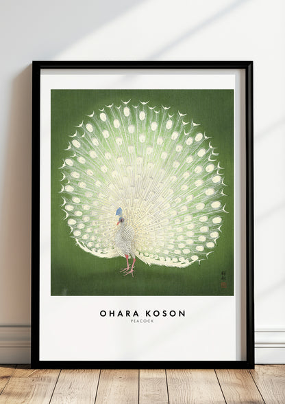 Peacock von Ohara Koson als Poster, in schwarzem Rahmen, stehend auf dem Boden, angelehnt an einer Wand