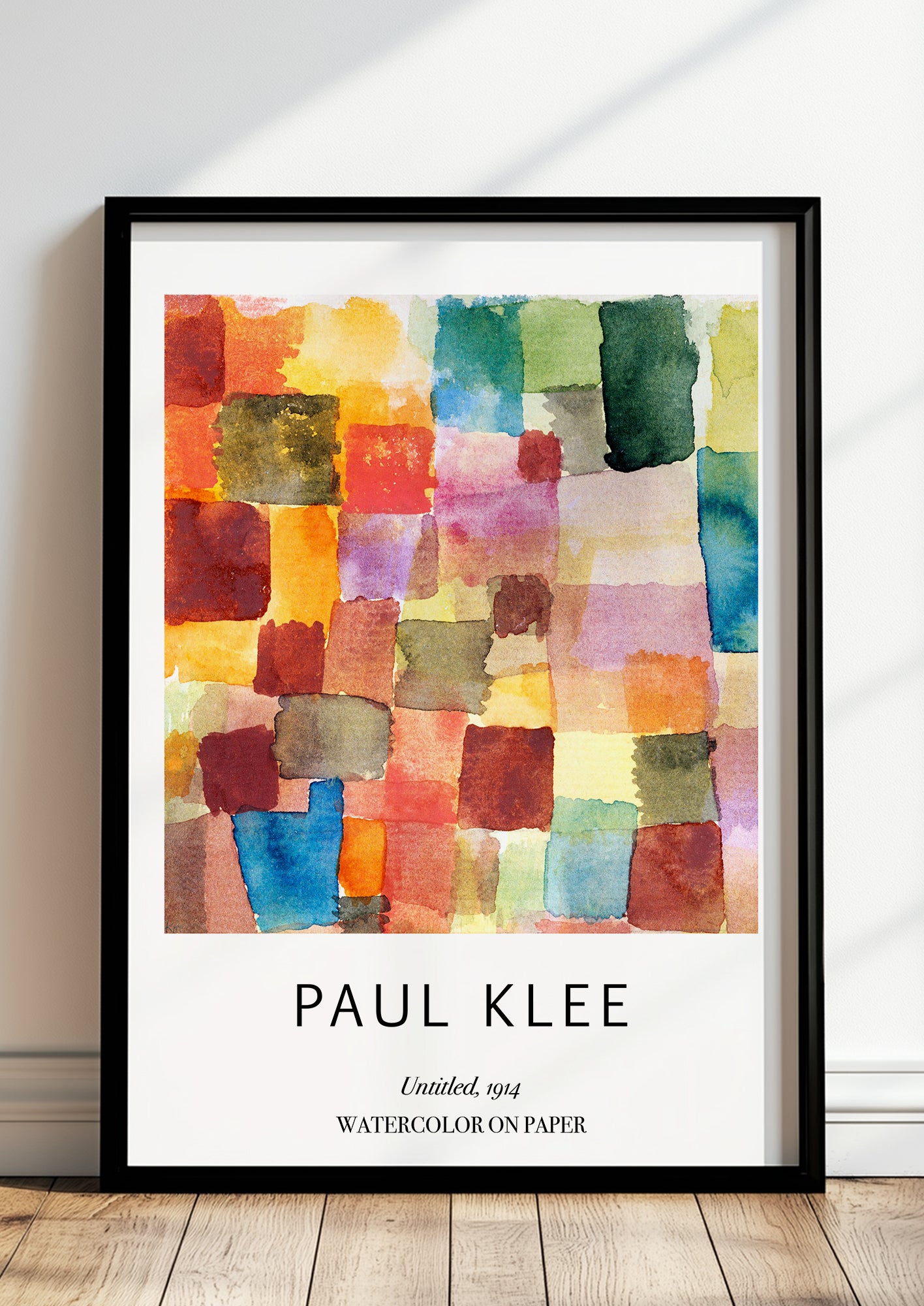 Untitled von Paul Klee als Poster, in schwarzem Rahmen, stehend auf dem Boden, angelehnt an einer Wand