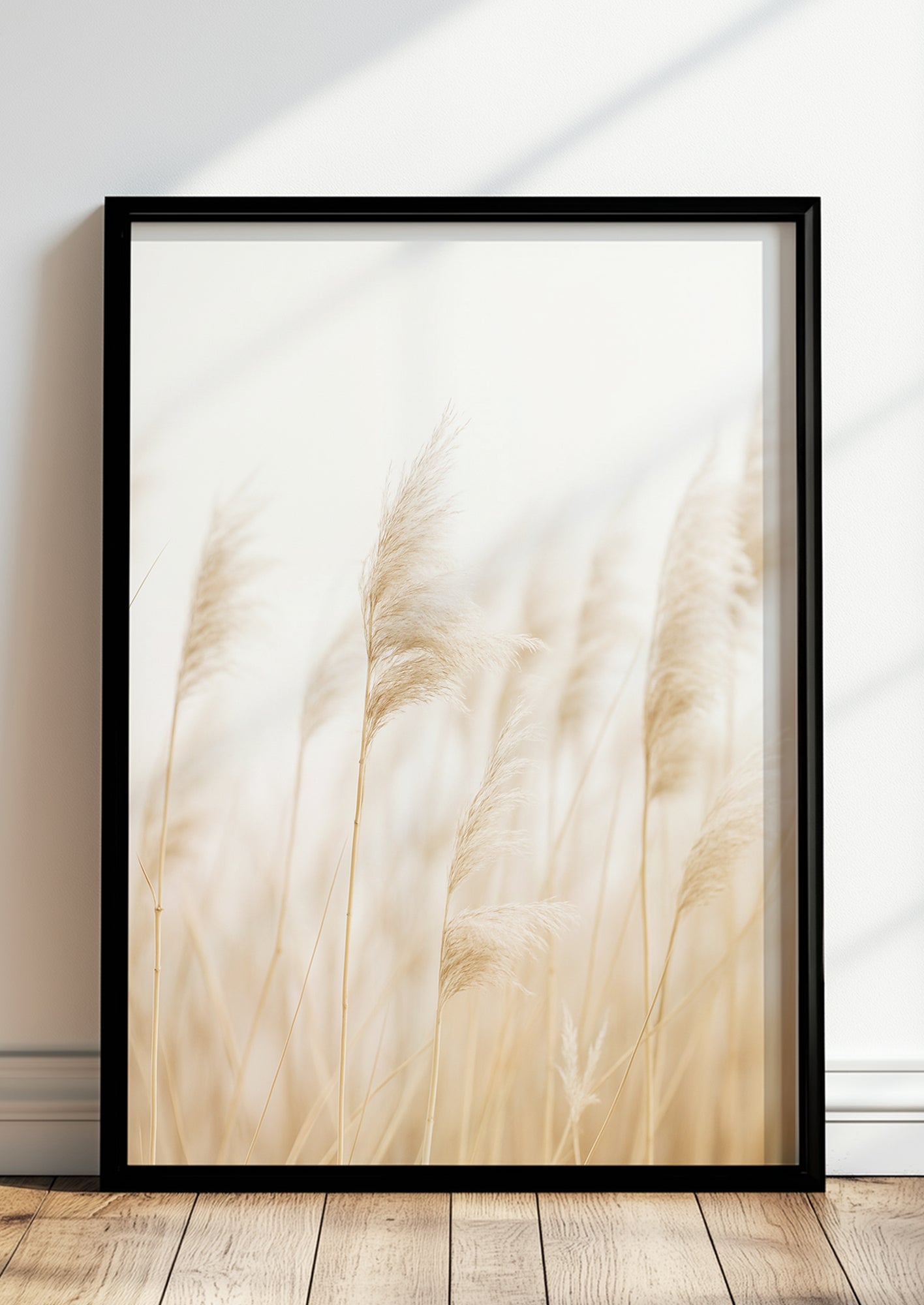 Fotoposter mit Pampasgras in schwarzem Rahmen an Wand im skandinavischen Stil