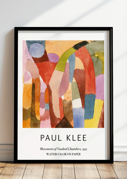 Movement of Vaulted Chambers von Paul Klee als Poster, in schwarzem Rahmen, stehend auf dem Boden, angelehnt an einer Wand
