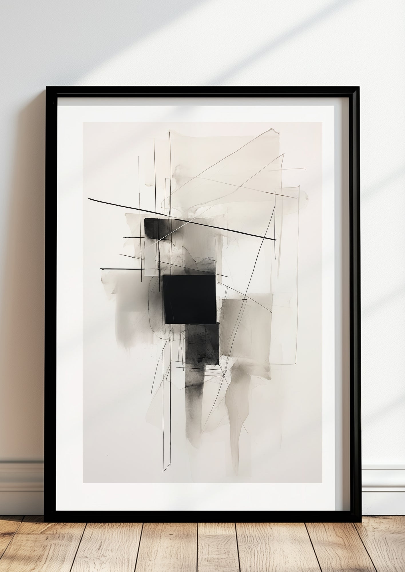 Abstraktes Poster in Schwarz und Grau im schwarzen Holzrahmen, stehend auf dem Boden