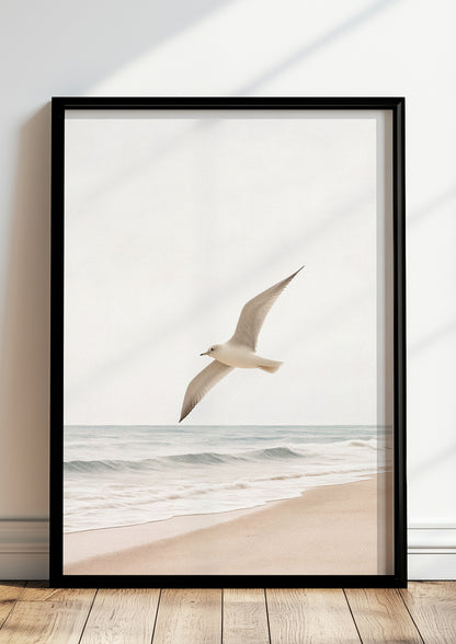 Poster mit fliegender Möwe im schwarzen Rahmen an heller Wand im Naturstil