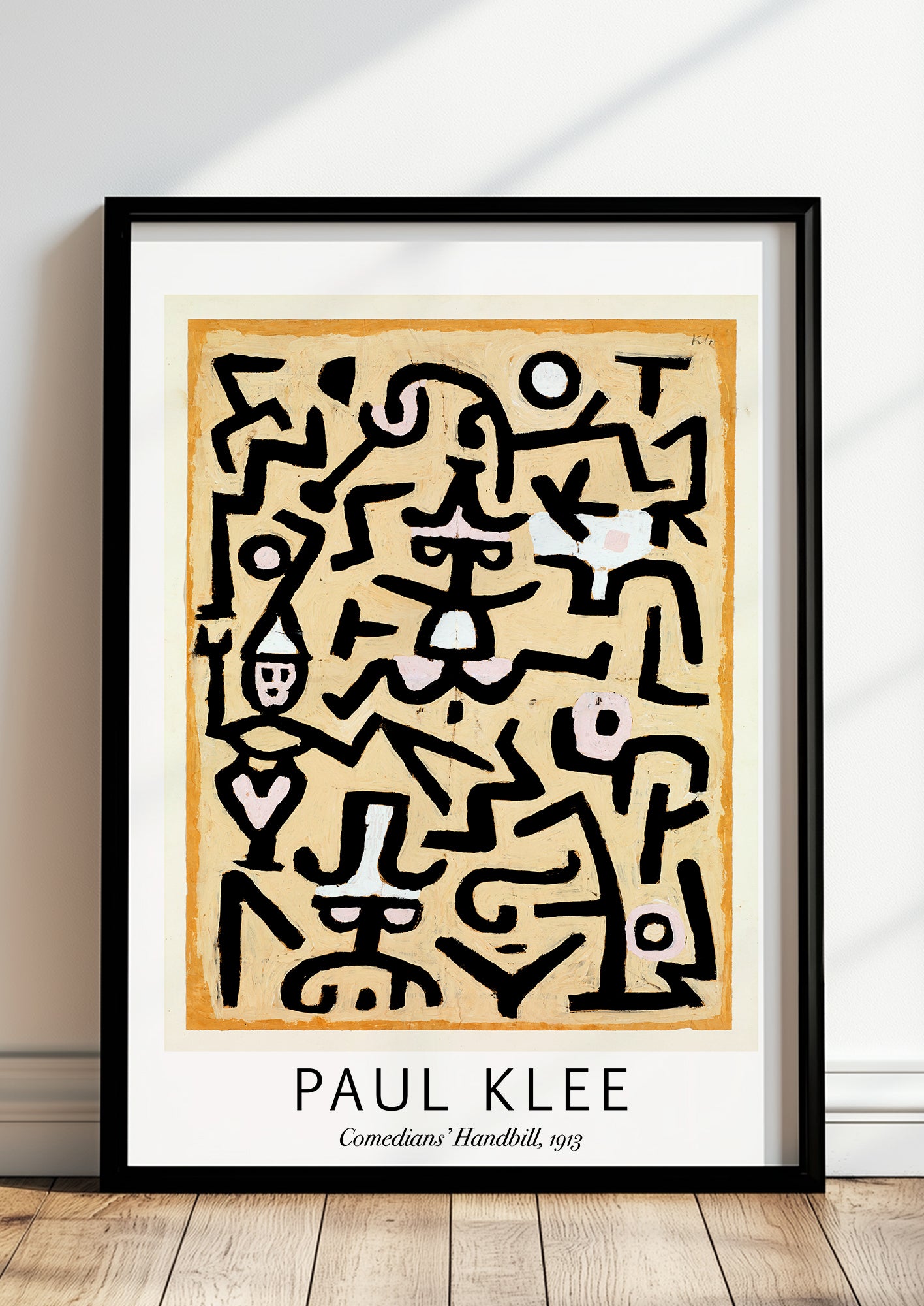 Comedians’ Handbill von Paul Klee als Poster, in schwarzem Rahmen, stehend auf dem Boden, angelehnt an einer Wand