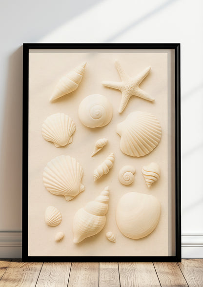 Muschelposter im schwarzen Rahmen vor heller Wand mit maritimer Deko