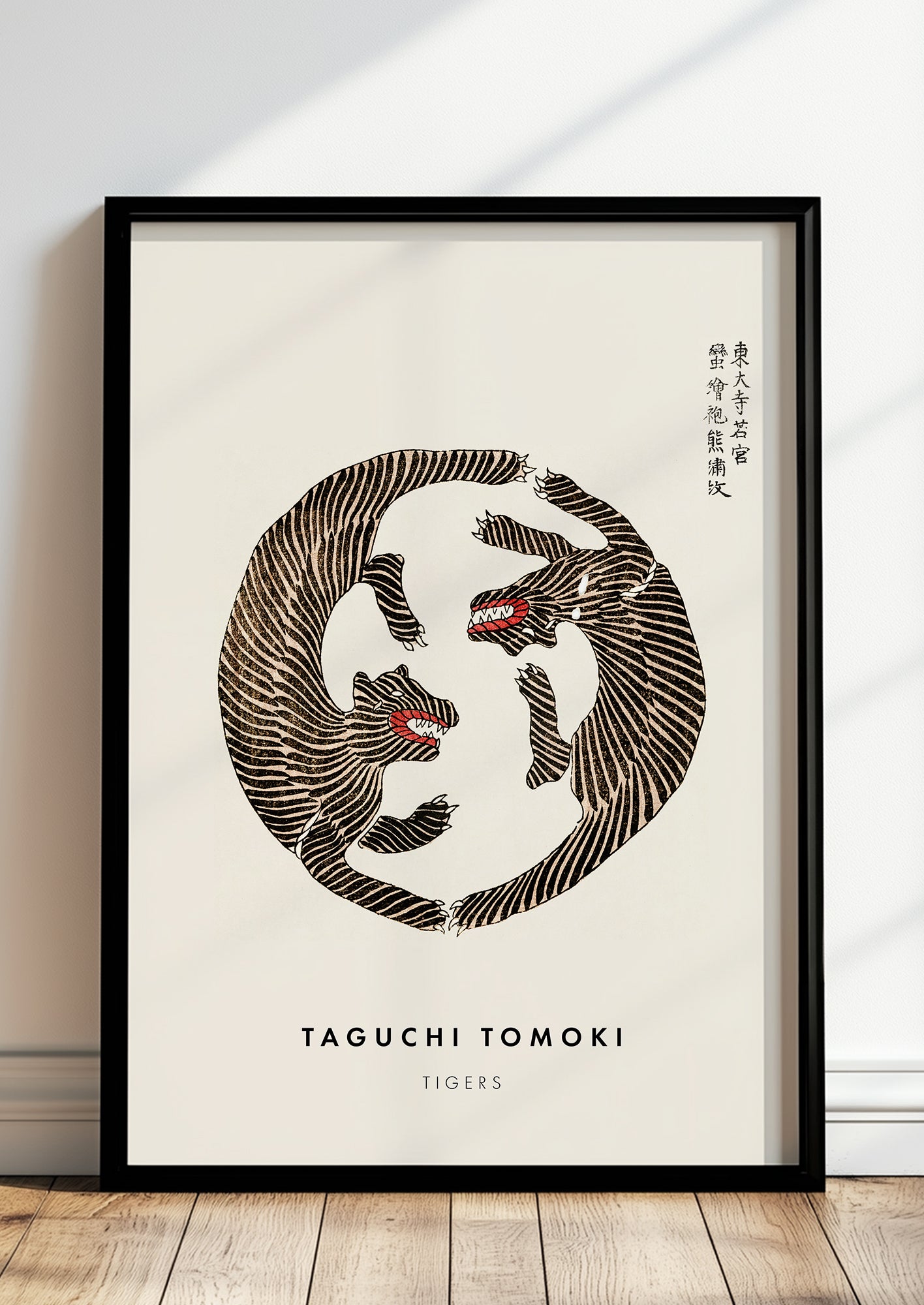 Tigers von Taguchi Tomoki als Poster, in schwarzem Rahmen, stehend auf dem Boden, angelehnt an einer Wand