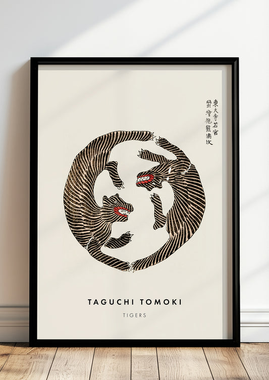 Tigers von Taguchi Tomoki als Poster, in schwarzem Rahmen, stehend auf dem Boden, angelehnt an einer Wand