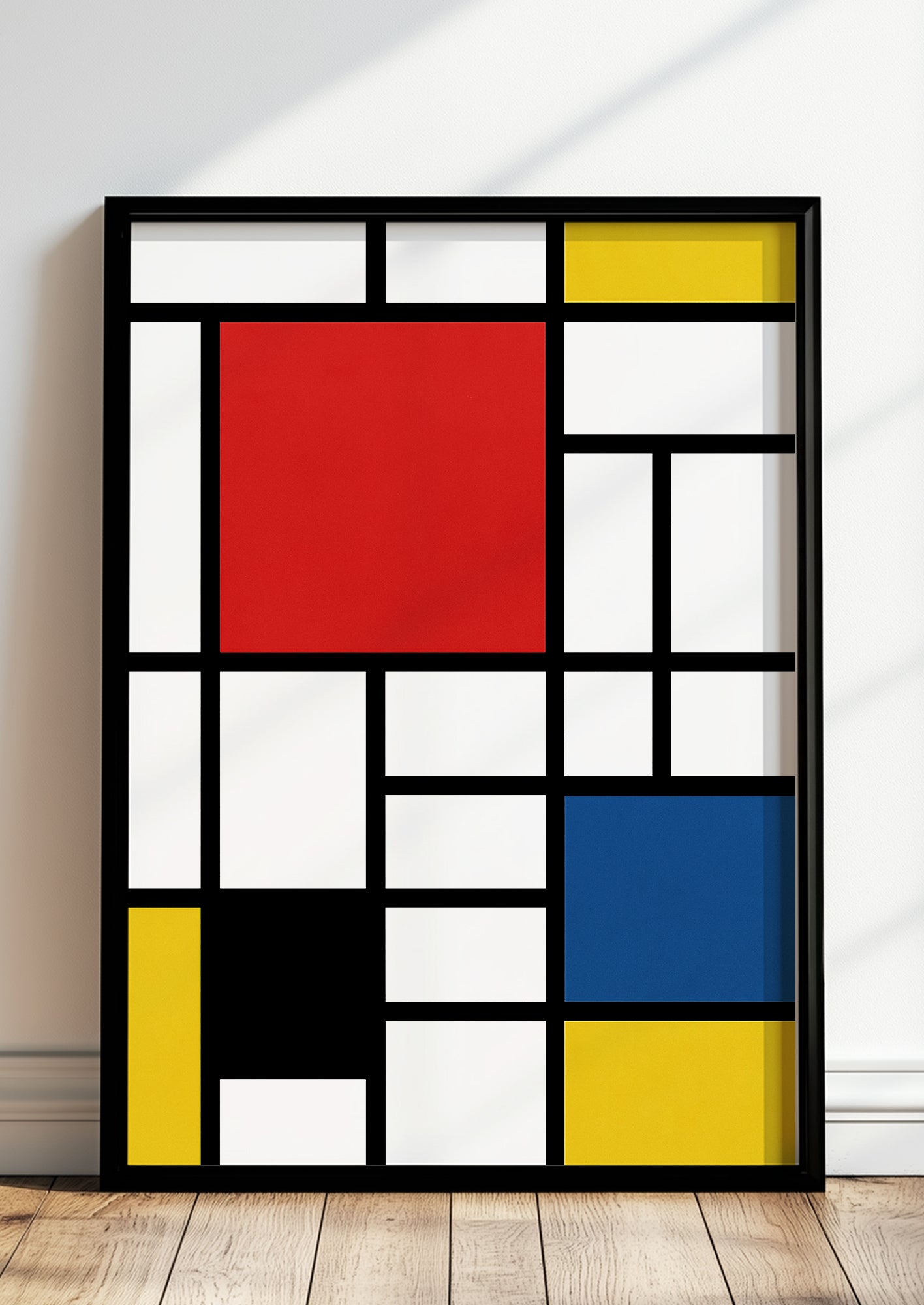 Bauhaus-Designposter im schwarzen Rahmen an heller Wand im modernen Raum