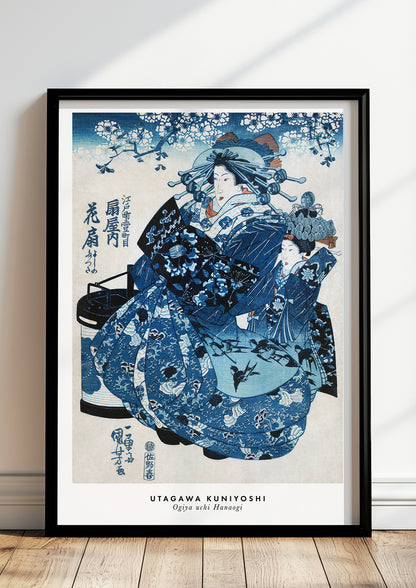 Ogiya uchi Hanaogi von Utagawa Kuniyoshi als Poster, in schwarzem Rahmen, stehend auf dem Boden, angelehnt an einer Wand