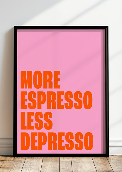 Gerahmtes Poster mit dem Schriftzug „More Espresso Less Depresso“ lehnt auf dem Boden vor einer Wand