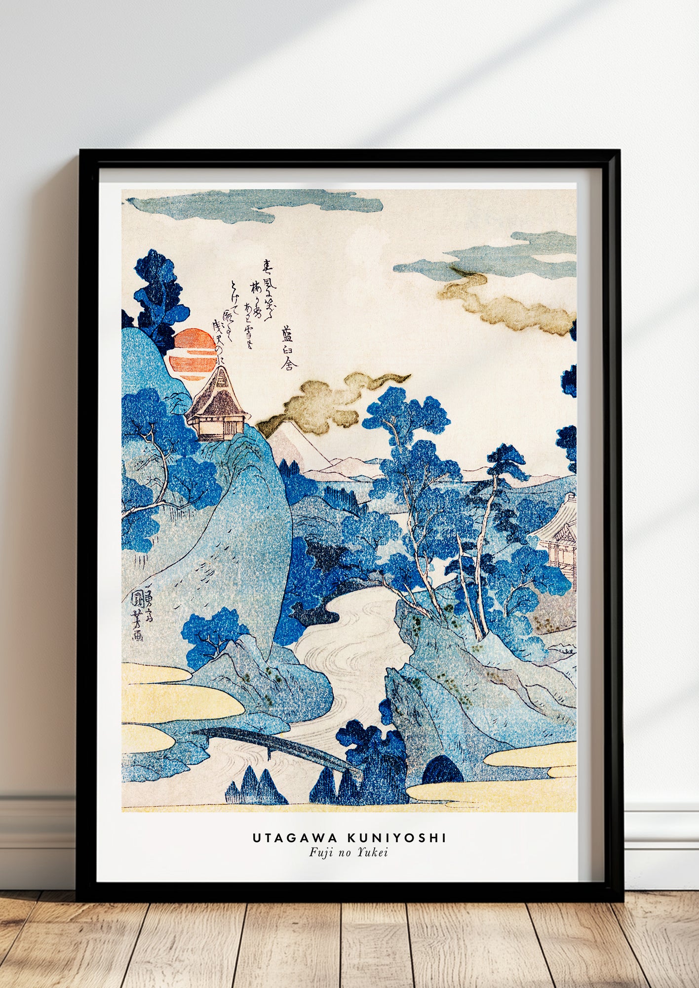 Fuji no Yukei von Utagawa Kuniyoshi als Poster, in schwarzem Rahmen, stehend auf dem Boden, angelehnt an einer Wand