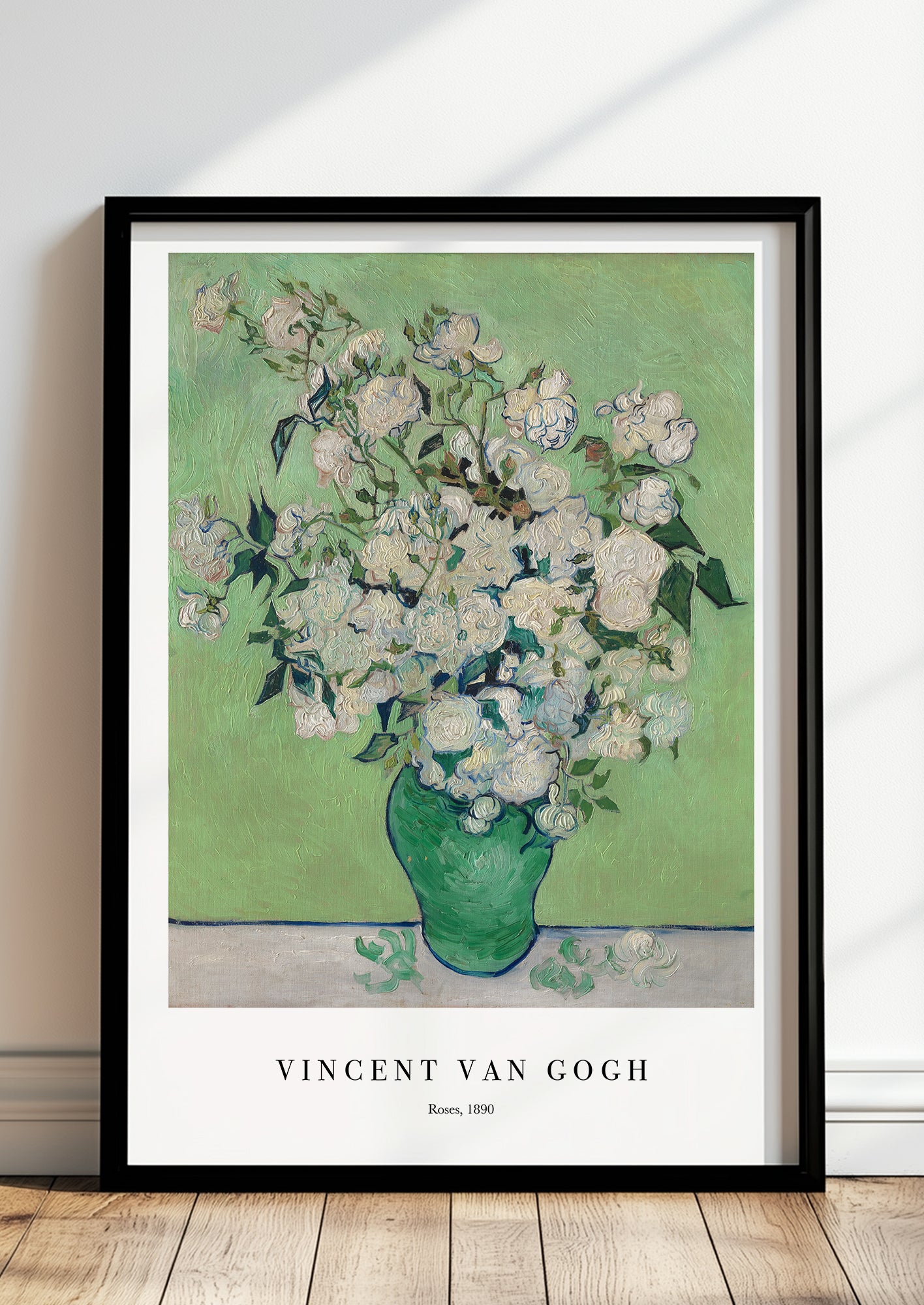 Roses von Vincent van Gogh als Poster, in schwarzem Rahmen, stehend auf dem Boden, angelehnt an einer Wand