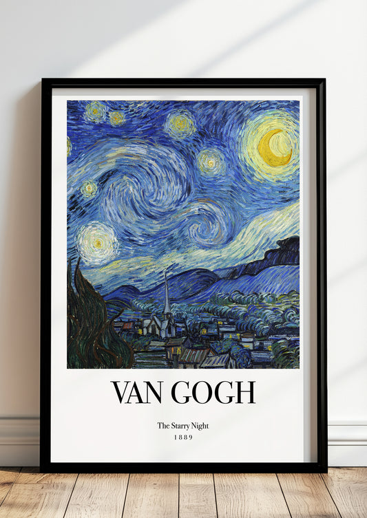 The Starry Night von Vincent van Gogh als Poster, in schwarzem Rahmen, stehend auf dem Boden, angelehnt an einer Wand