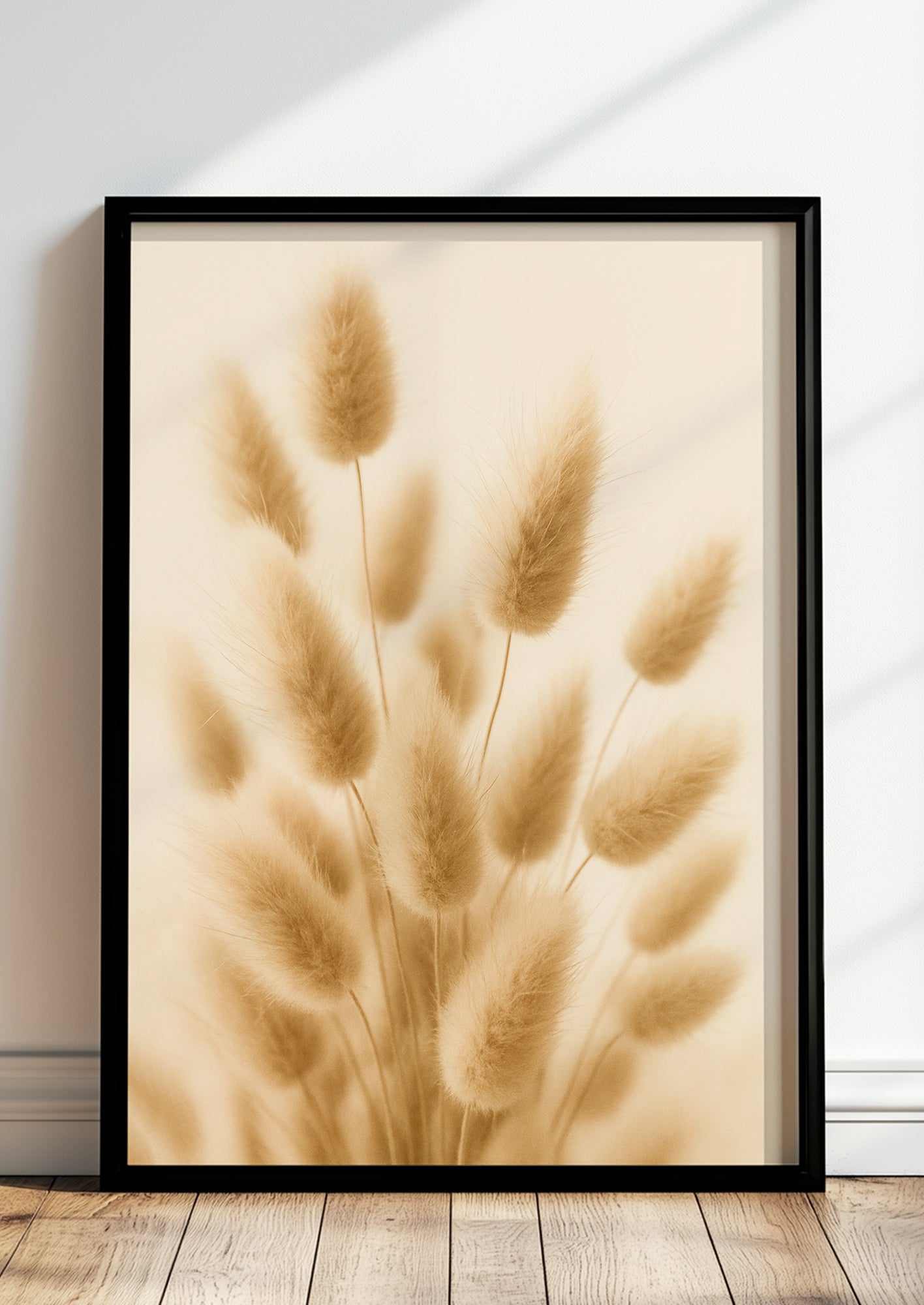 Dekorative Trockenblumen vor hellem Hintergrund in zarter Textur