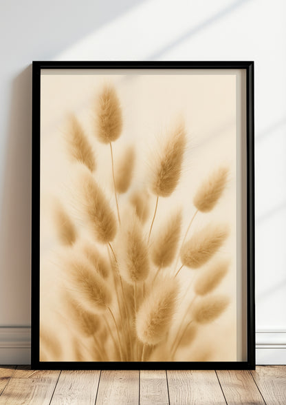 Dekorative Trockenblumen vor hellem Hintergrund in zarter Textur