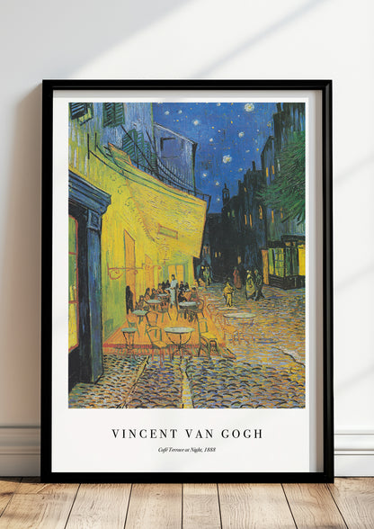 Café Terrace at Night von Vincent van Gogh als Poster, in schwarzem Rahmen, stehend auf dem Boden, angelehnt an einer Wand
