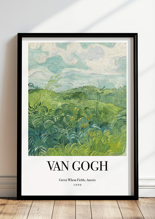 Green Wheat Fields, Auvers No. 2 von Vincent van Gogh als Poster, in schwarzem Rahmen, stehend auf dem Boden, angelehnt an einer Wand