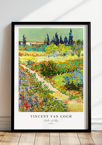 Garden at Arles von Vincent van Gogh als Poster, in schwarzem Rahmen, stehend auf dem Boden, angelehnt an einer Wand