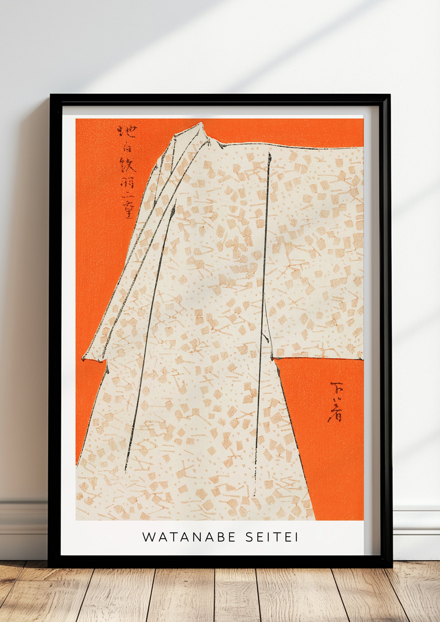 Japanese Robe Illustration von Watanabe Seitei als Poster, in schwarzem Rahmen, stehend auf dem Boden, angelehnt an einer Wand