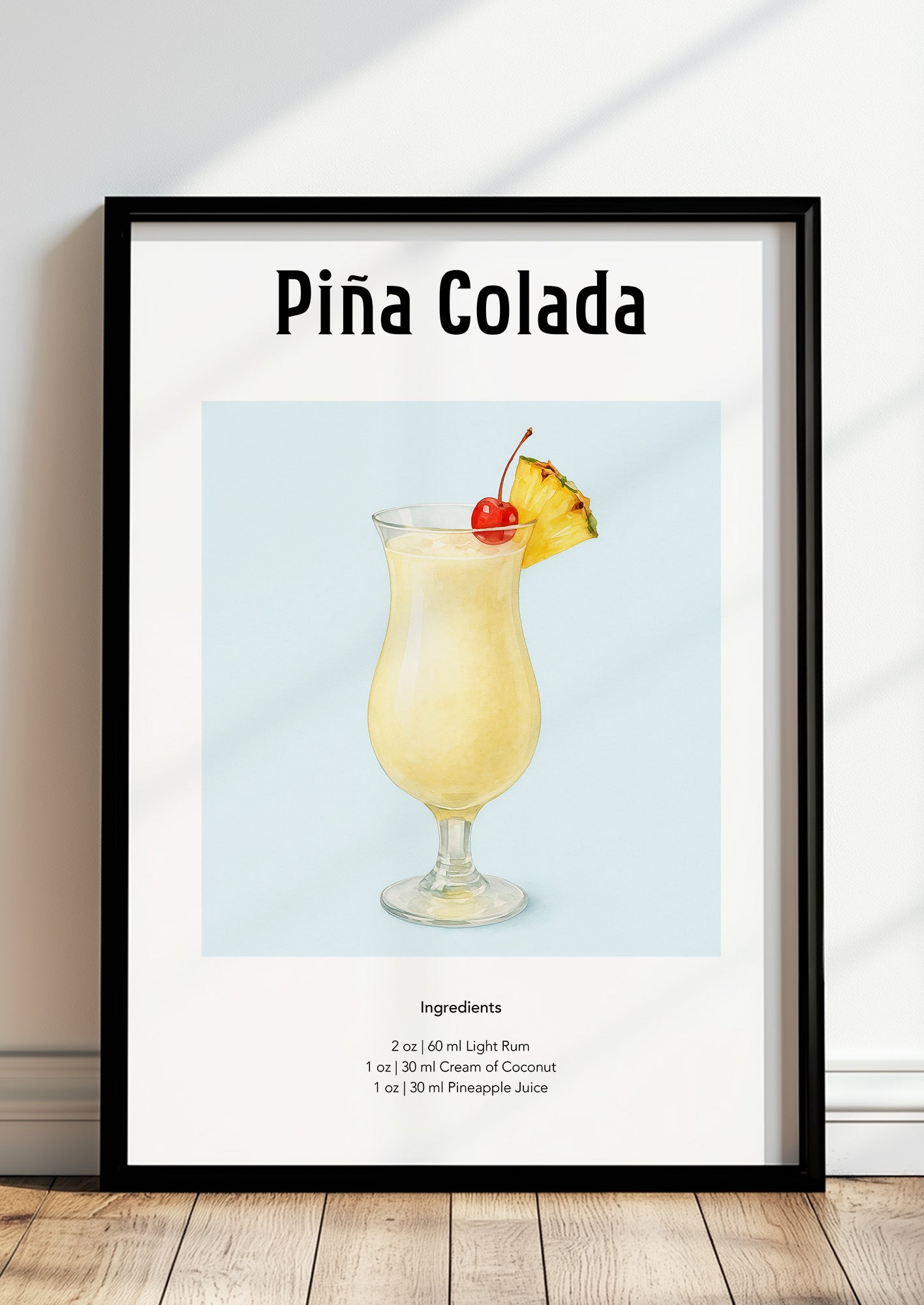 Gerahmtes Piña Colada Poster mit tropischem Drink an heller Wand inszeniert