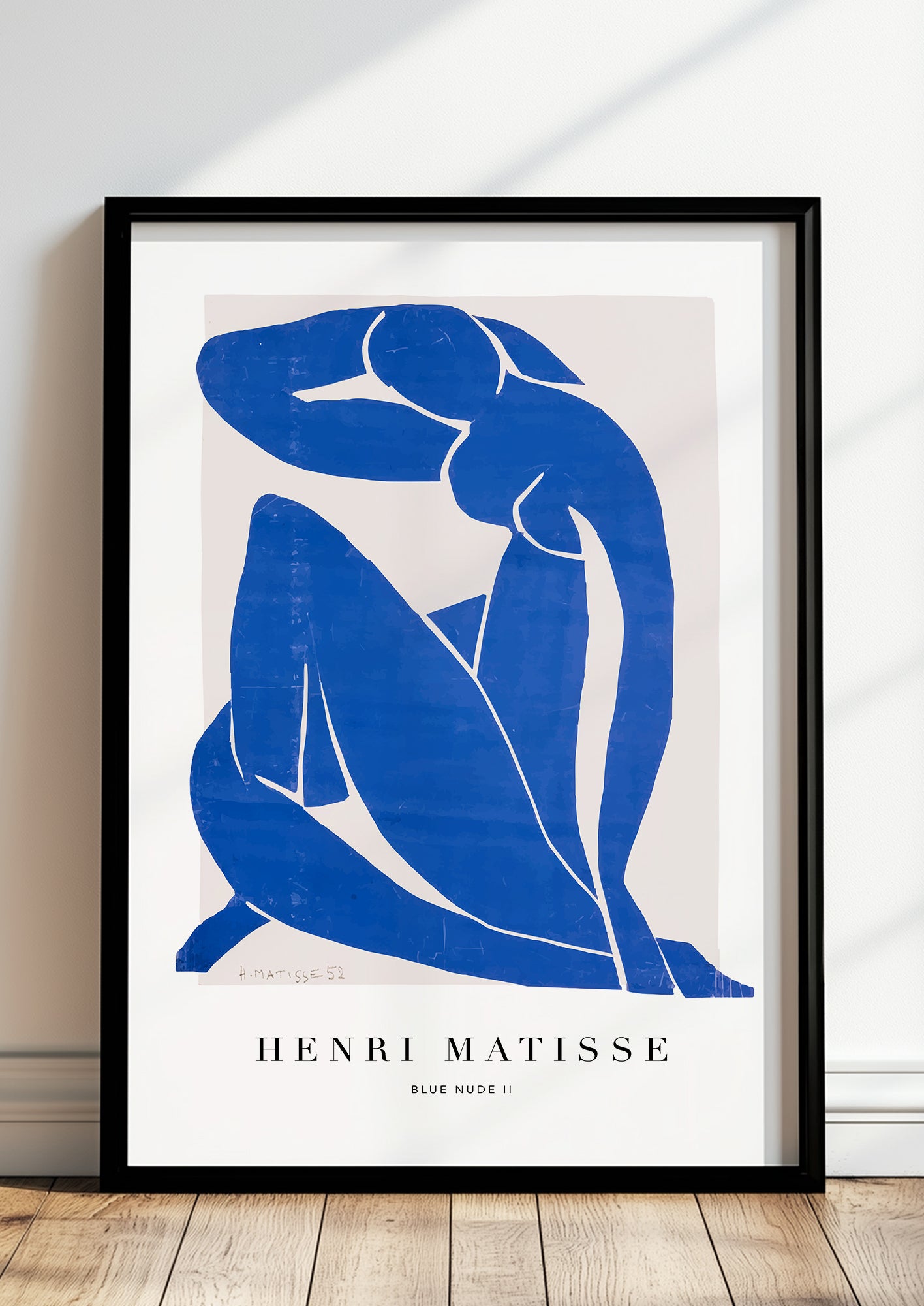 Blue Nude II von Henri Matisse Kunstdruck im schwarzen Rahmen, an Wand gelehnt