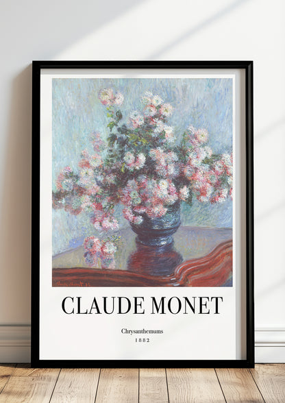 Chrysanthemums von Claude Monet als Poster, in schwarzem Rahmen, stehend auf dem Boden, angelehnt an einer Wand