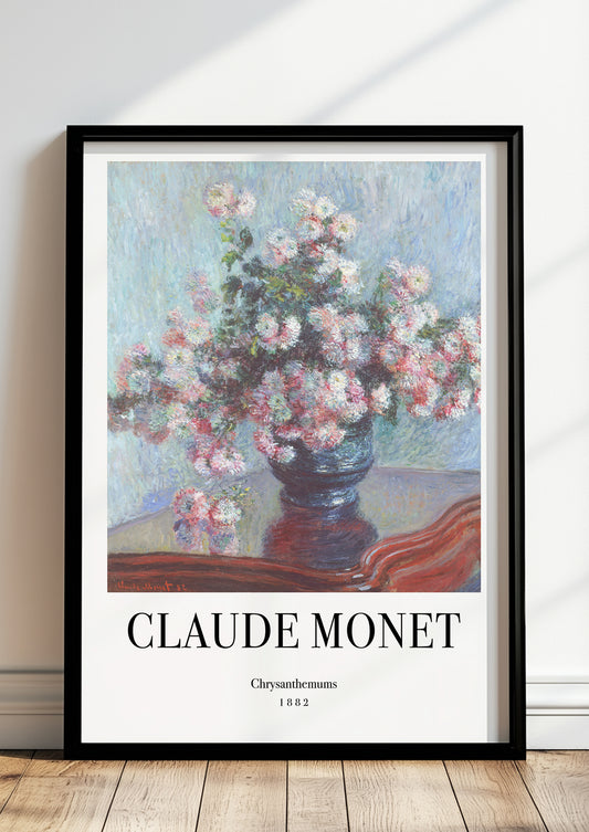 Chrysanthemums von Claude Monet als Poster, in schwarzem Rahmen, stehend auf dem Boden, angelehnt an einer Wand
