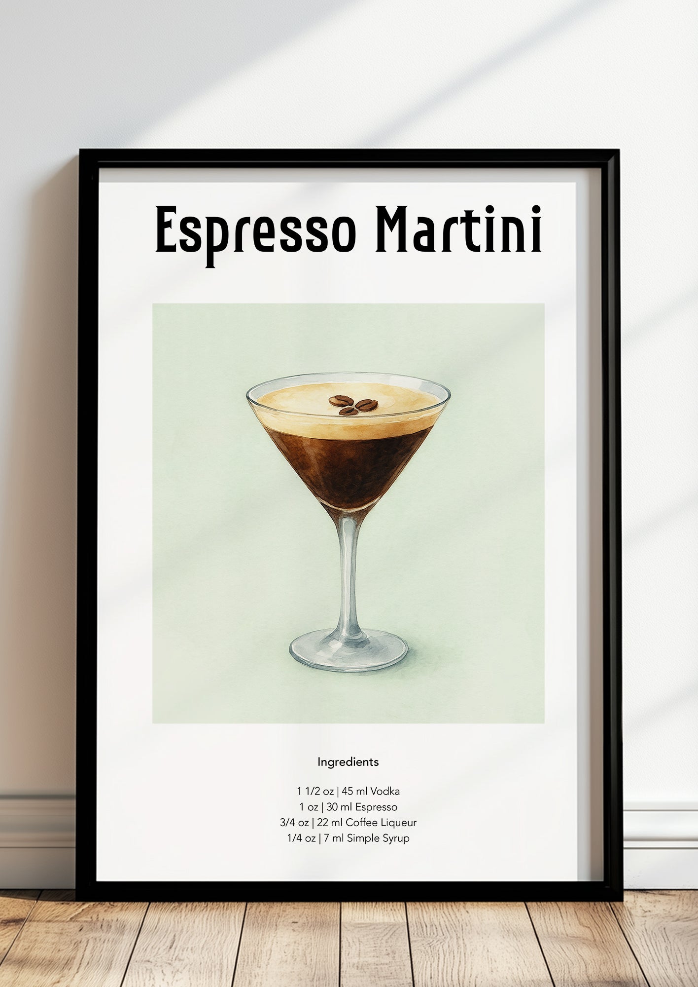 Gerahmtes Espresso Martini Poster lehnt auf dem Boden an einer Wand