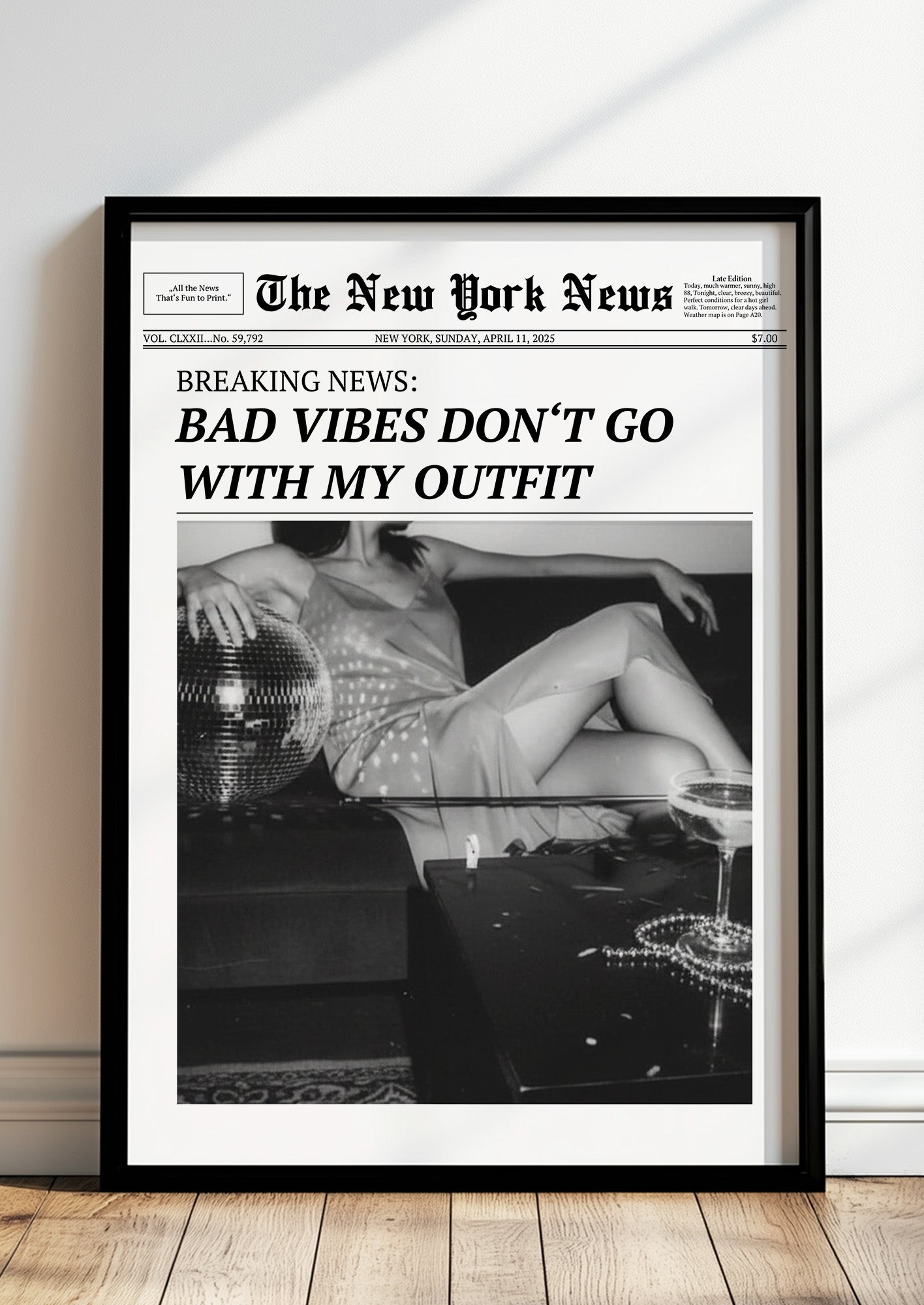 Poster Bad Vibes Don’t Go With My Outfit im schwarzen Holzrahmen stehend