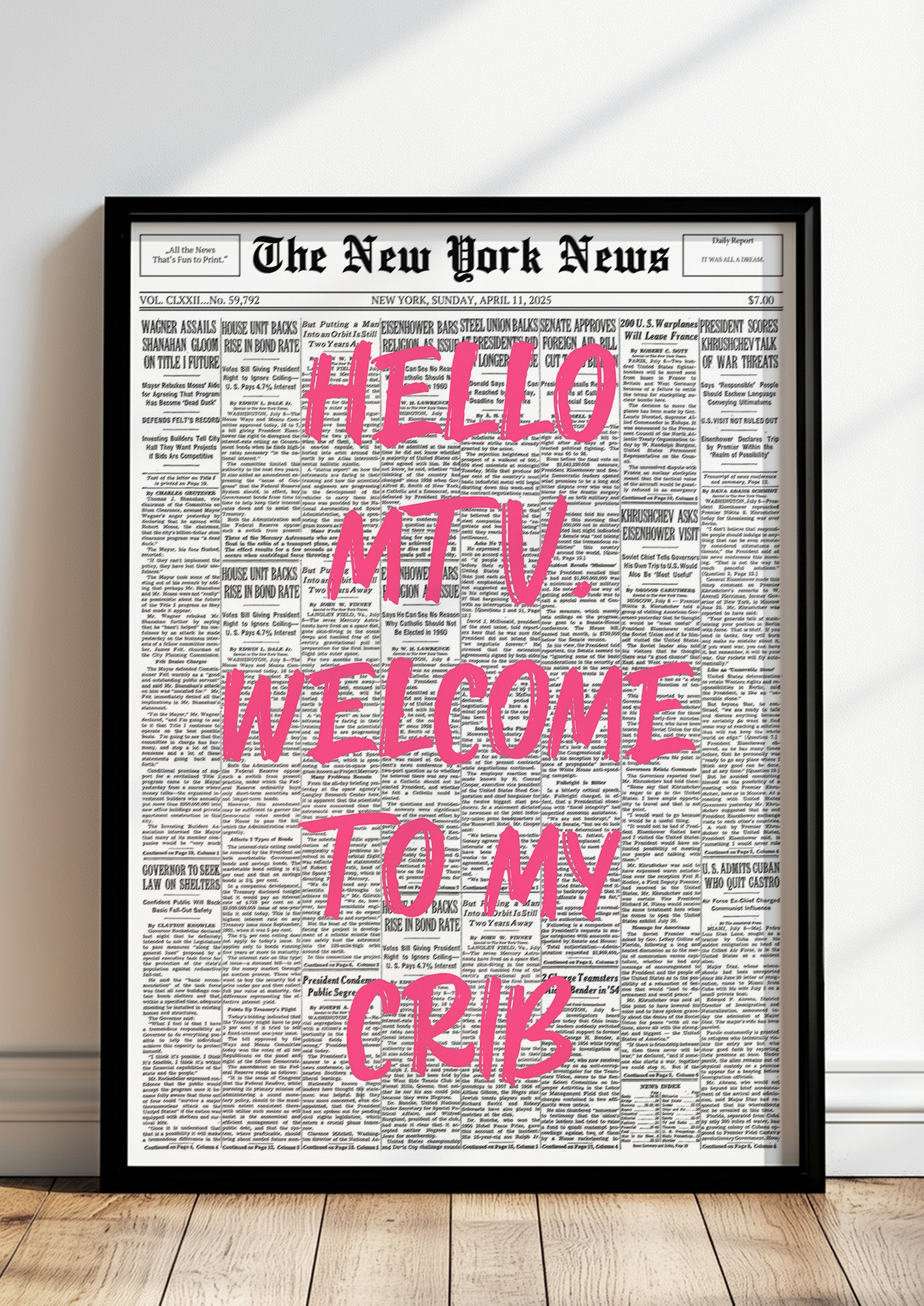 Poster Hello MTV, Welcome To My Crib – Pink im schwarzen Holzrahmen stehend