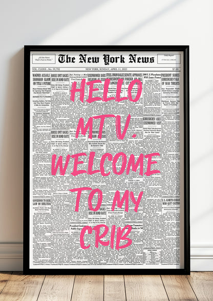 Poster Hello MTV, Welcome To My Crib – Pink im schwarzen Holzrahmen stehend