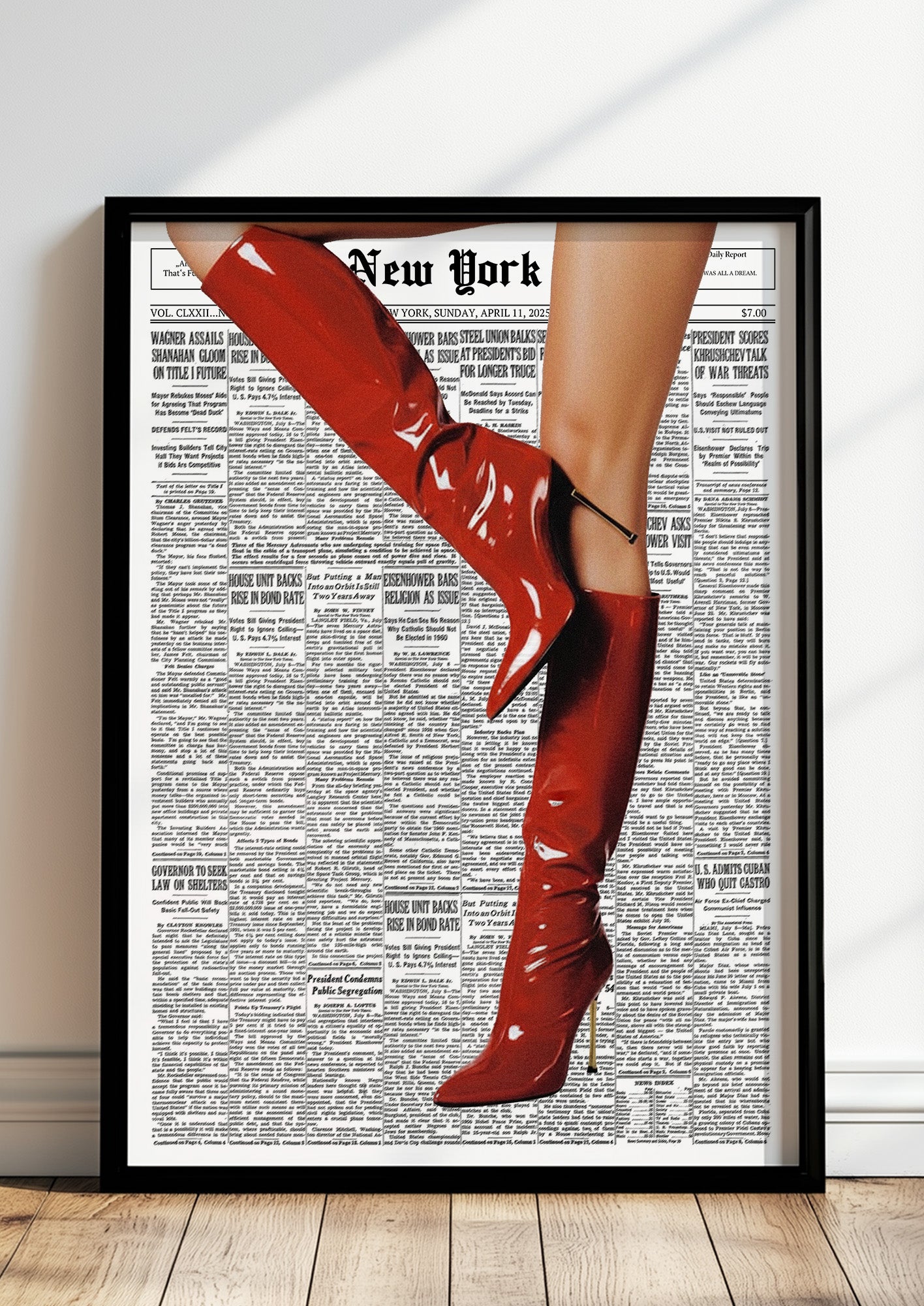 Poster Red High Heels Boots – Newspaper im schwarzen Holzrahmen stehend